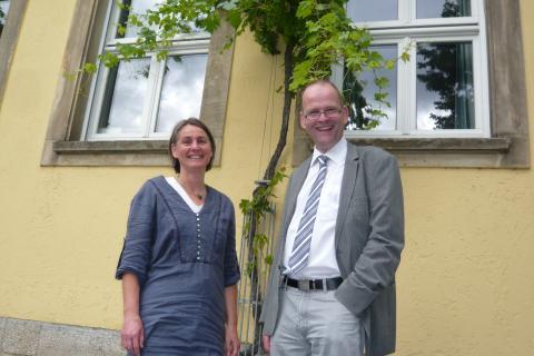 Fotosymbolik vor dem Dekanat: Dr. Röder und Dekan Bruckmann unter dem Weinstock Christus?