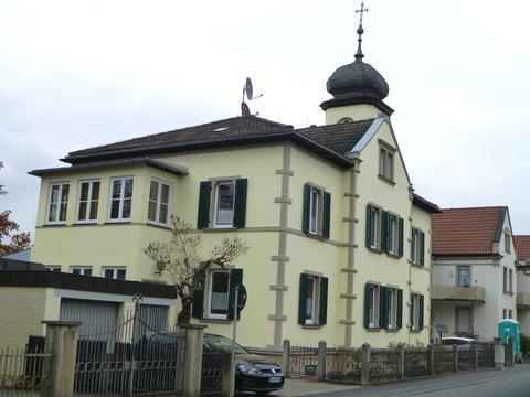 Das evang. Pfarrhaus von Werneck mit Turm, aber keiner Kirche dahinter