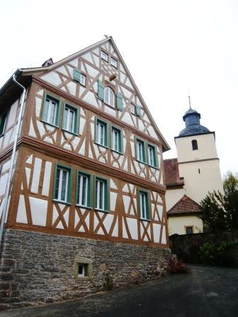 Ja, wenn da mal wieder Licht brennen würde: im ältesten Pfarrhaus Bayerns neben der Zeller Matthäuskirche