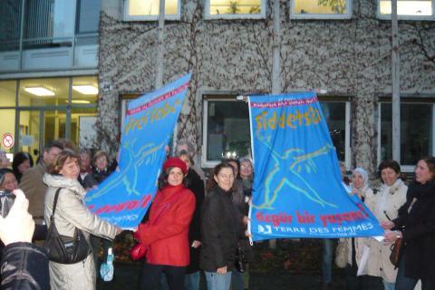 "Frei leben ohne Gewalt": Aufschrift auf zwei Fahnen - in deutscher und türkischer Sprache