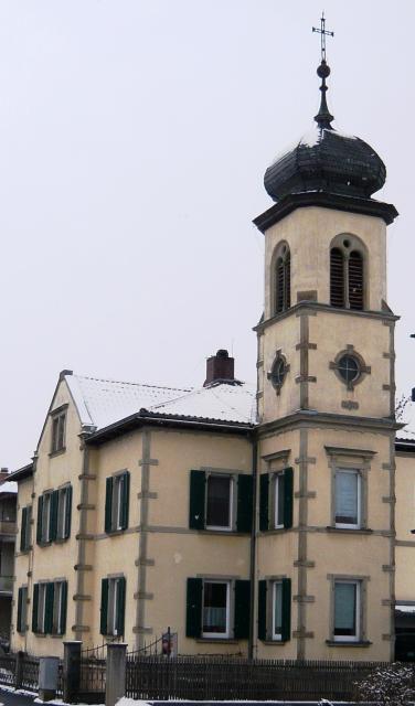 Kirche oder Pfarrhaus - das ist hier die Frage. Richtig: Pfarrhaus mit Glockenturm