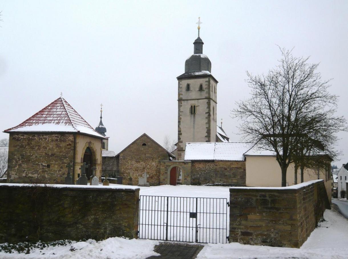 Wuchtig: Die Euerbacher Kirchenburganlage, nach den Märtyrerbrüdern "Cosmas und Damian" benannt