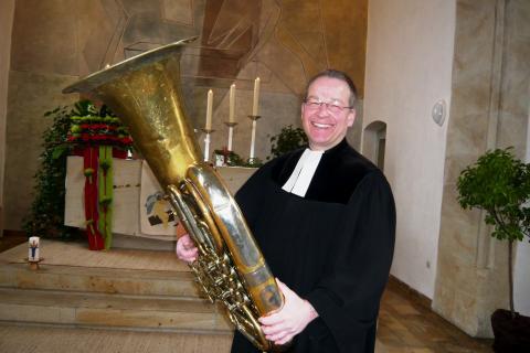 Bläst lieber selbst den Marsch: Pfr. Dr. Wolfgang Weich präsentiert stolz sein Instrument