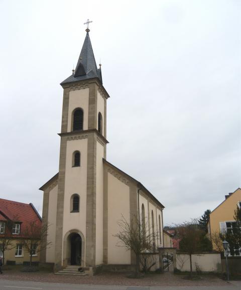 Evangelische Kirche von Poppenlauer, abgeschnitten links das Gemeindehaus u. rechts das Pfarrhaus