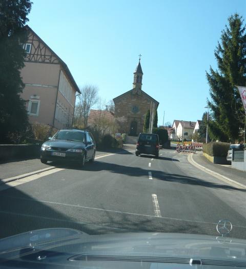 Dem Dekan im schwarzen Van unbedingt auf den Fersen bleiben; hier beim Passieren der Madenhäuser Kirche