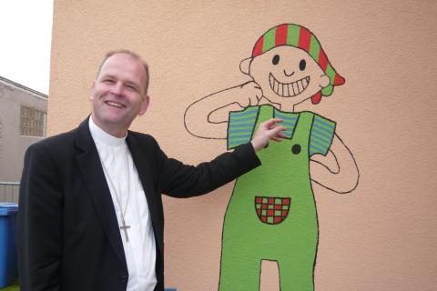 Am Kindergarten "Sonnenschein" in Poppenlauer: Dekan Oliver Bruckmann auch mal lustig