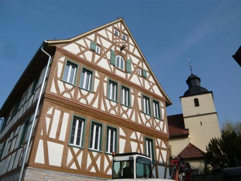 Neu erstrahlendes Pfarrhaus mit Kirche