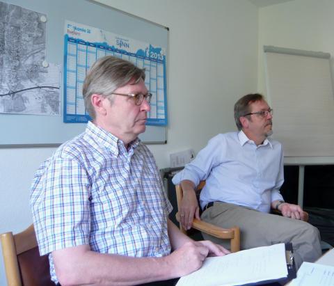 DW-Vorstand Jochen Keßler-Rosa (r.) und Energieberater Siegfried Fuchs beim Informationsaustausch
