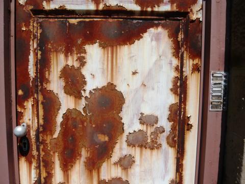 Dies könnte Ihre Tür zur neuen Stelle sein (gefunden in Schweinfurts Niederwerrner Str.): äußerlich etwas gewöhnungsbedürftig, aber dahinter liegt vielleicht das Paradies
