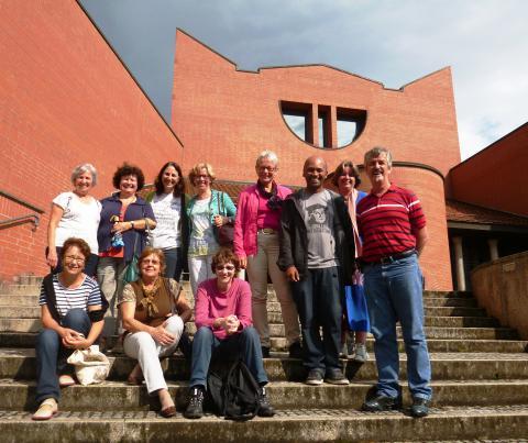 Gruppenfoto vor der Kirche der Communität Casteller Ring auf dem Schwanberg