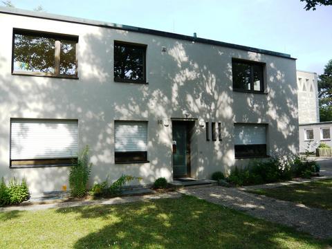Direkt an der Hauptstraße: Pfarrhaus der Christuskirche-Schweinfurt, wo Pfr. Dr. Wolfgang Weich mit Familie residiert