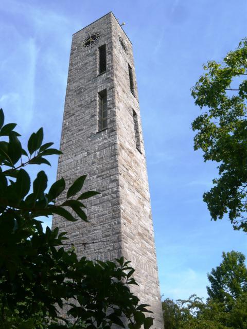 Markanter Punkt in Schweinfurt: Turm der Christuskirche in der Maibacher Straße