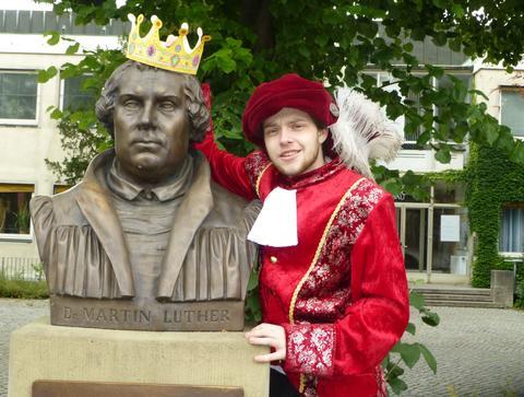Julian Alexander Bauer, Vorsitzender der Dekanatsjugendkammer, als Johannes Gutenberg verkleidet, posiert neben gekröntem Martin Luther: "Martin Luther King" (Darauf muss man erst mal kommen)
