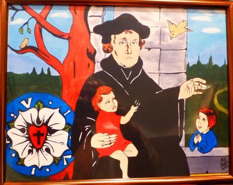 Persönliches Geschenk an den Dekan: Buntes Luther-Konferfei aus der Rio-Gemeinde Niteroi mit ihrem Jugendprojekt: Der Reformator mit Kindern