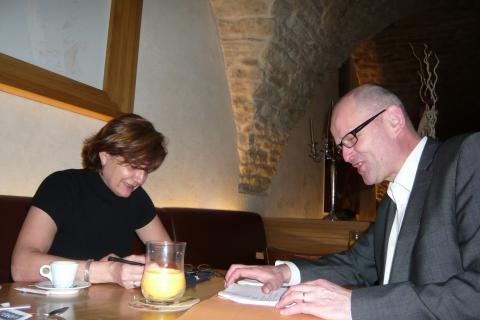 Essen ist unwichtig; Hauptsache: die bruta facta kommen rüber: Redakteurin Susanne Wiedemann u. Dekan Oliver Bruckmann