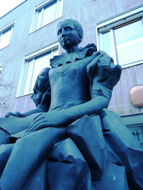 Strenger Blick: Olympia Fulvia Morata-Denkmal in der Brückenstraße