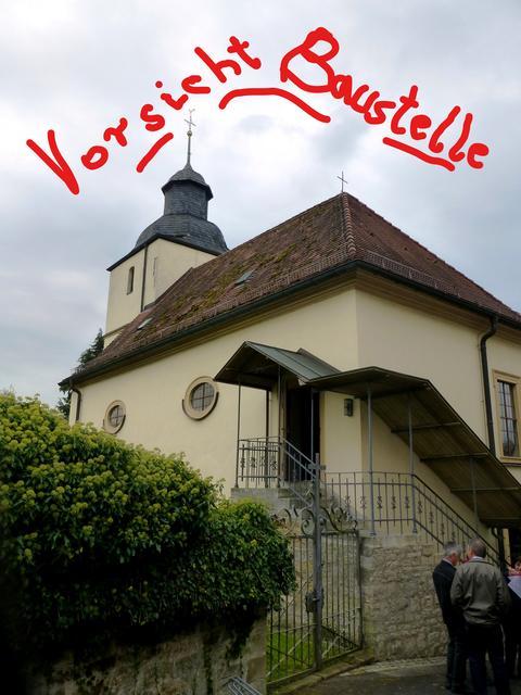 Sanierungsfall Matthäus-Kirche: Moos auf dem Dach, abgebröckelter Putz am Turm