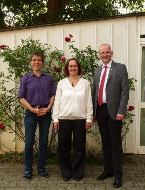 Gruppenbild mit Dame (v.l.): Pfr. Stefan Bonawitz (Pfarrstelle Lauertal I), Pfrin. Elfriede Schneider u. Dekan Oliver Bruckmann (Foto: Barbara Conhoff)