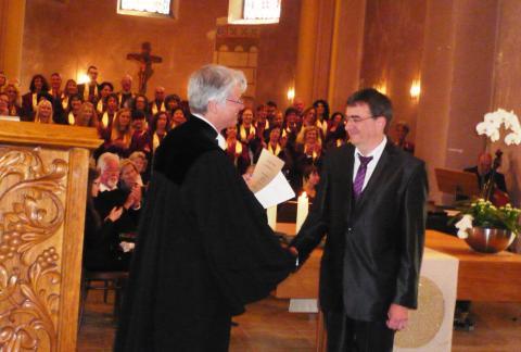 Der entscheidende Augenblick: Kirchenrat Manuel Ritter (l.) überreicht Kantor Jörg Wöltche die Ernennungsurkunde zum KMD