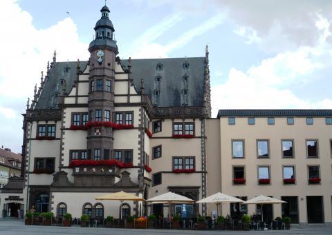 Das Stelldichein fand statt im alten Rathaus (l.) im 1. Stock; der Neubau (r.) macht nicht mehr so viel her
