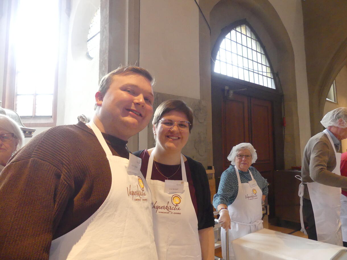 Vesperkirche-Mitarbeitende bei der Essensausgabe
