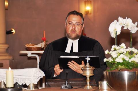 Ein sichtlich gerührter Pfarrer Markus Vaupel gestaltet zum letzten Mal einen Gottesdienst in der evangelischen Erlöserkirche Bad Kissingen (Foto: Klopf).