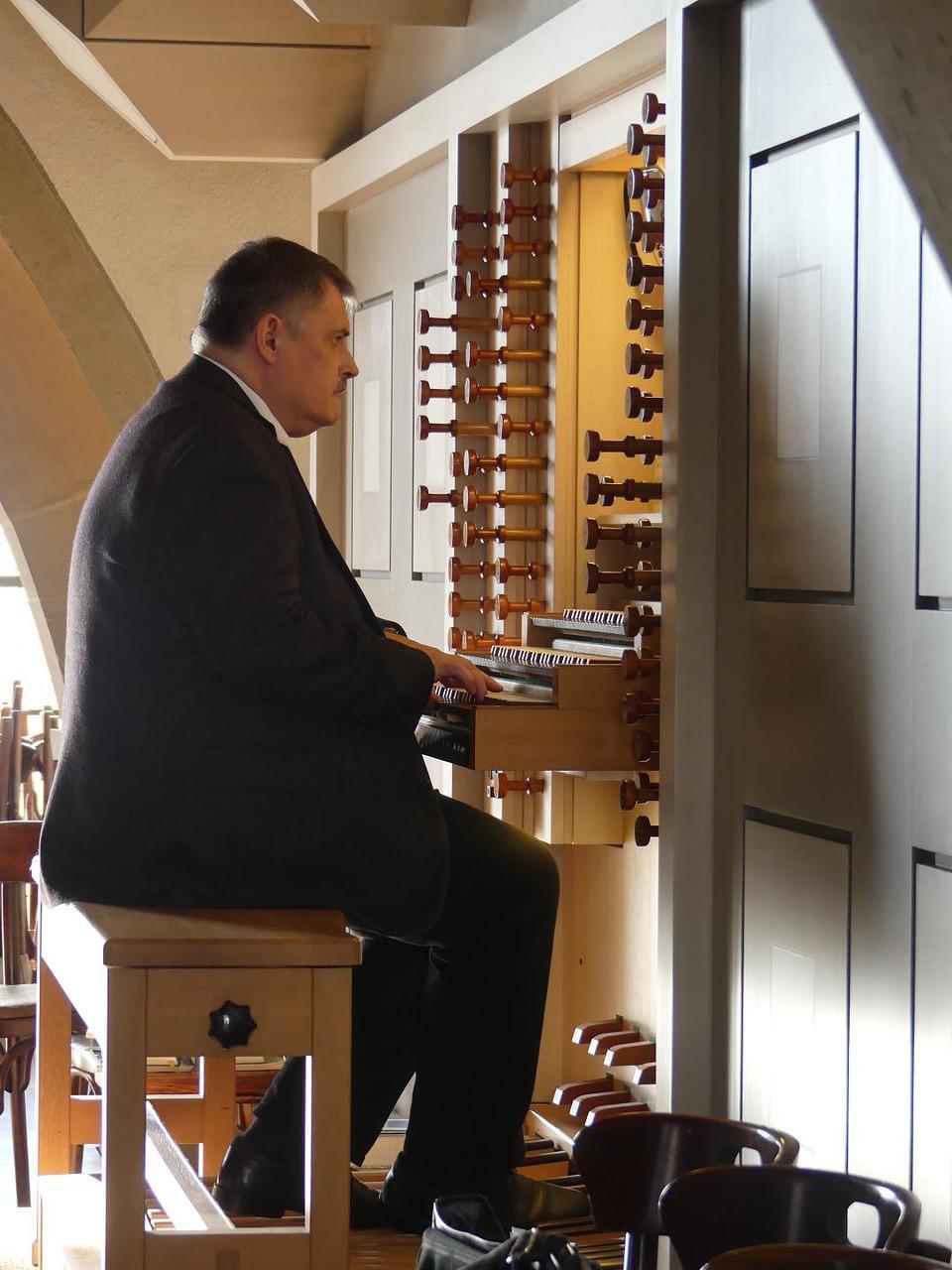 Landeskirchenmusikdirektor Ulrich Knörr an der Orgel