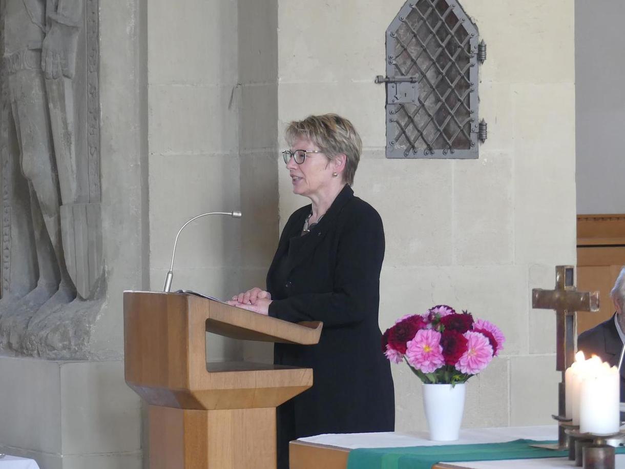 Pfarrerin Gisela Bruckmann bei den Abkündigungen