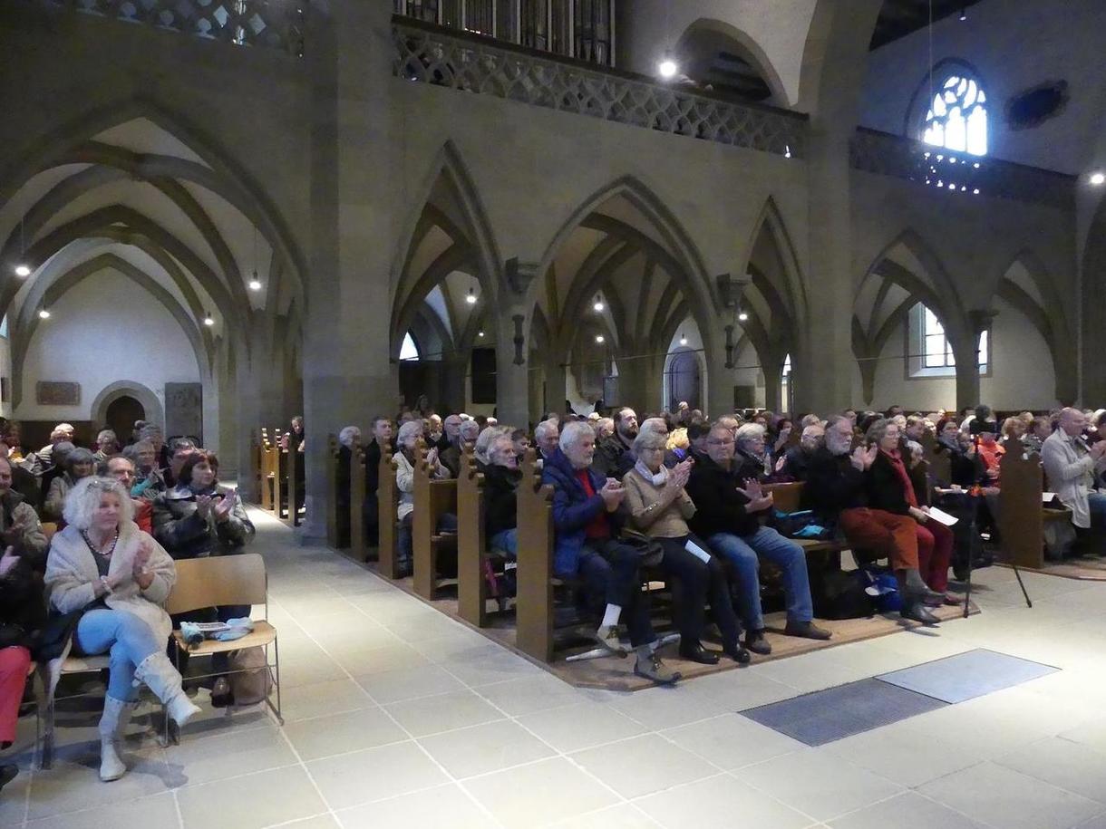 Die Kirche ist gut gefüllt!