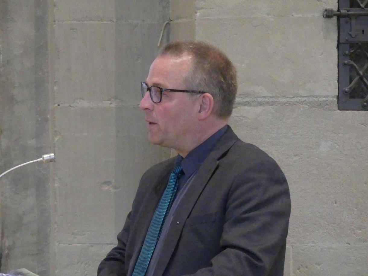 Pfarrer Dr. Wolfgang Weich führt durch den Konzertabend