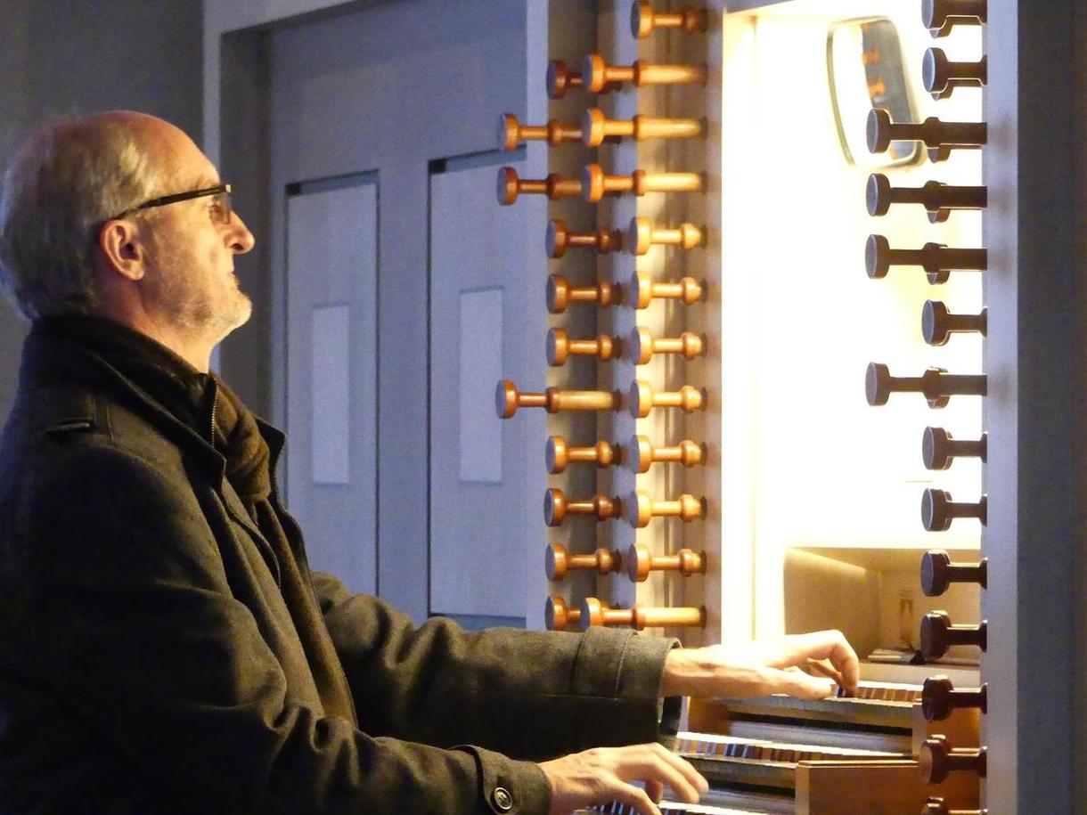 Virtuos auch Martin Seiwert von der katholischen Gemeinde Heilig Geist, der in ökumenischer Verbundenheit einige Musikstücke beitrug.
