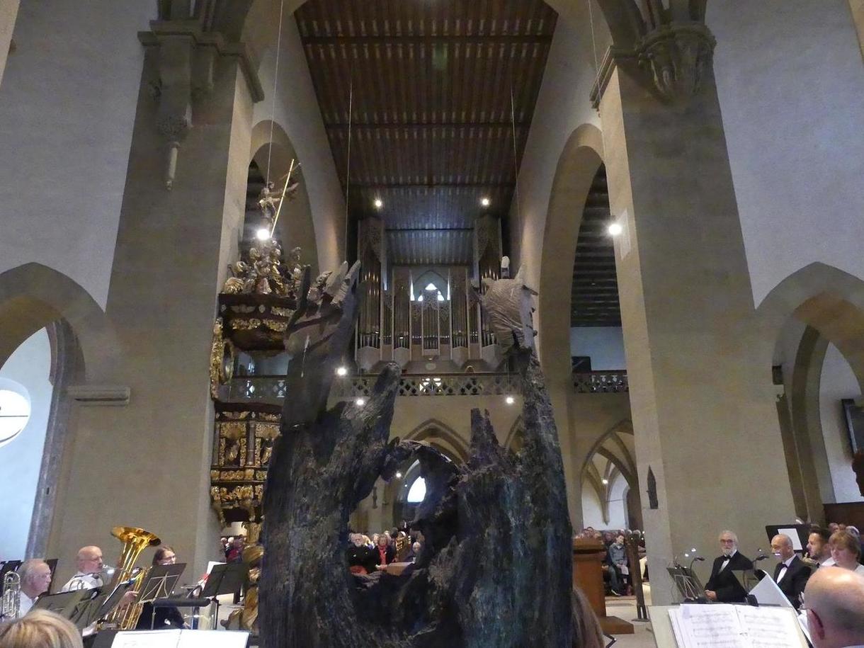 Blick durch das Kunstwerk auf die Orgel