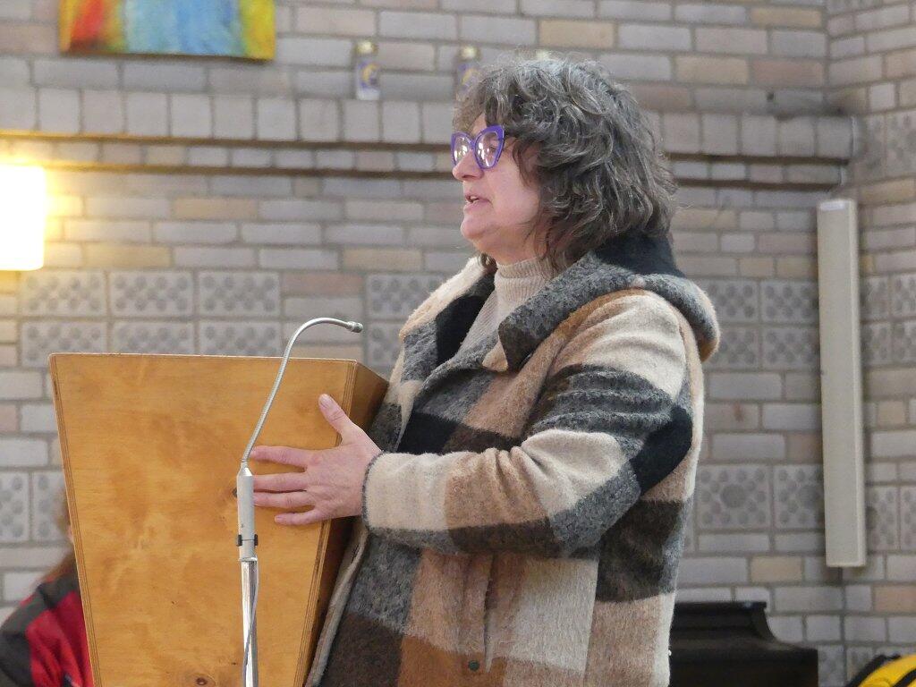 Petra Eisend stellt ihr Cajon vor