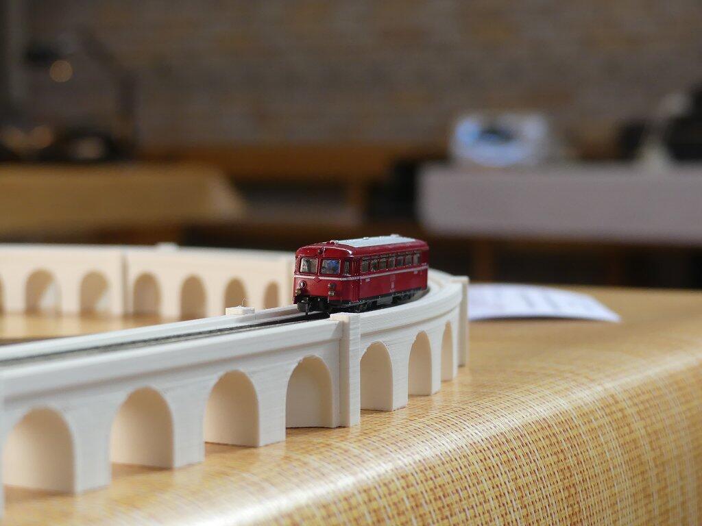 Ein Schienenbus in der winzigen Spur Z fährt im Kreis