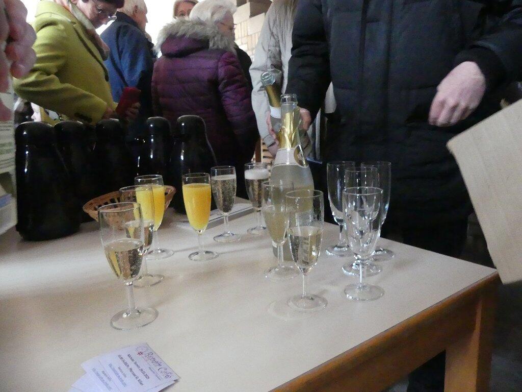 Alle waren zum Empfang eingeladen mit Saft, Wasser, alkoholfreiem Sekt