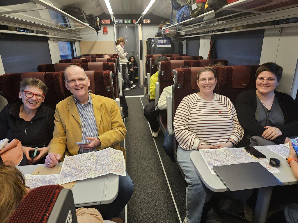 Auf dem Hinweg gab's leider nur noch Sitzplätze im Nachtzug, doch die Stimmung war gut