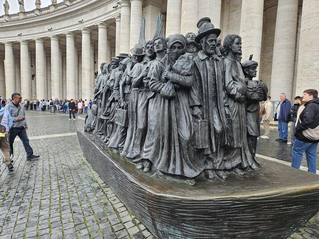 Umstrittenes Denkmal auf dem Vorplatz zum Petersdom: Die Skulptur der „angels unawares“, der unbemerkten Engel
