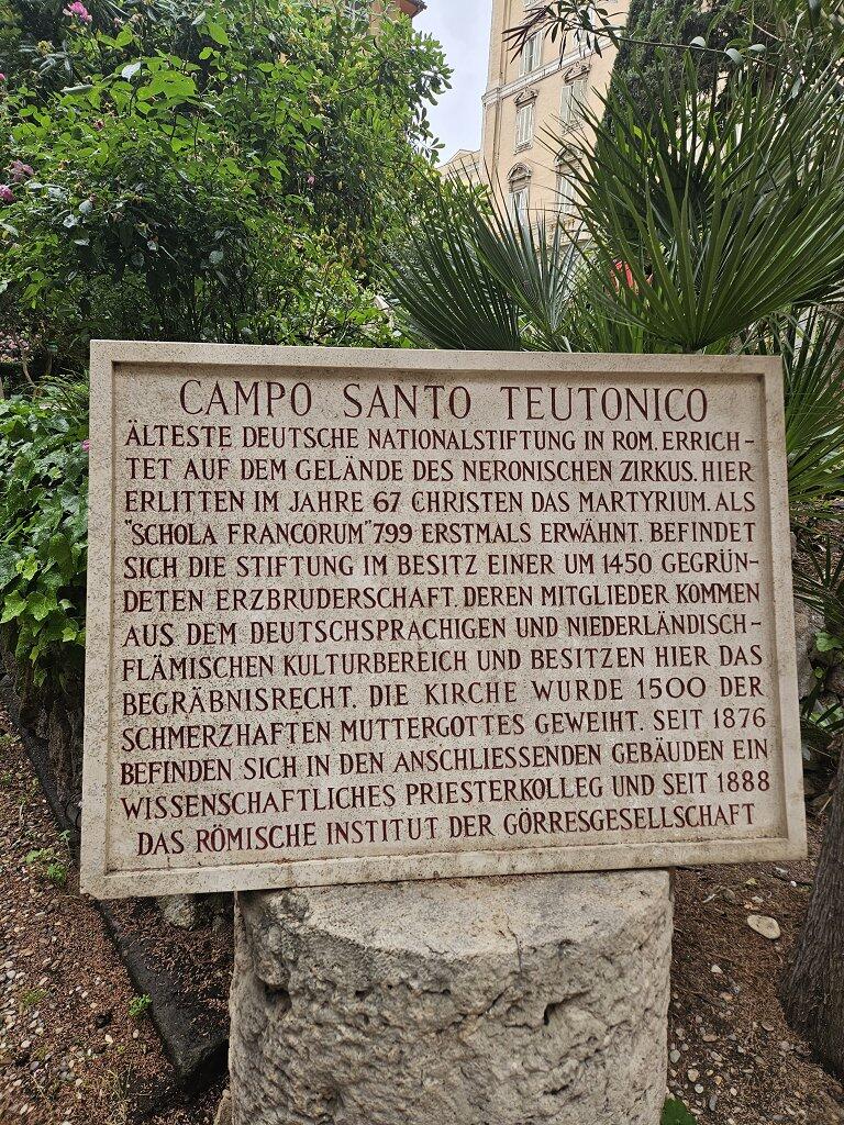 Der deutsche Friedhof ist nur über den Vatikan zu erreichen, auch wenn er nicht zum vatikanischen Gebiet gehört.