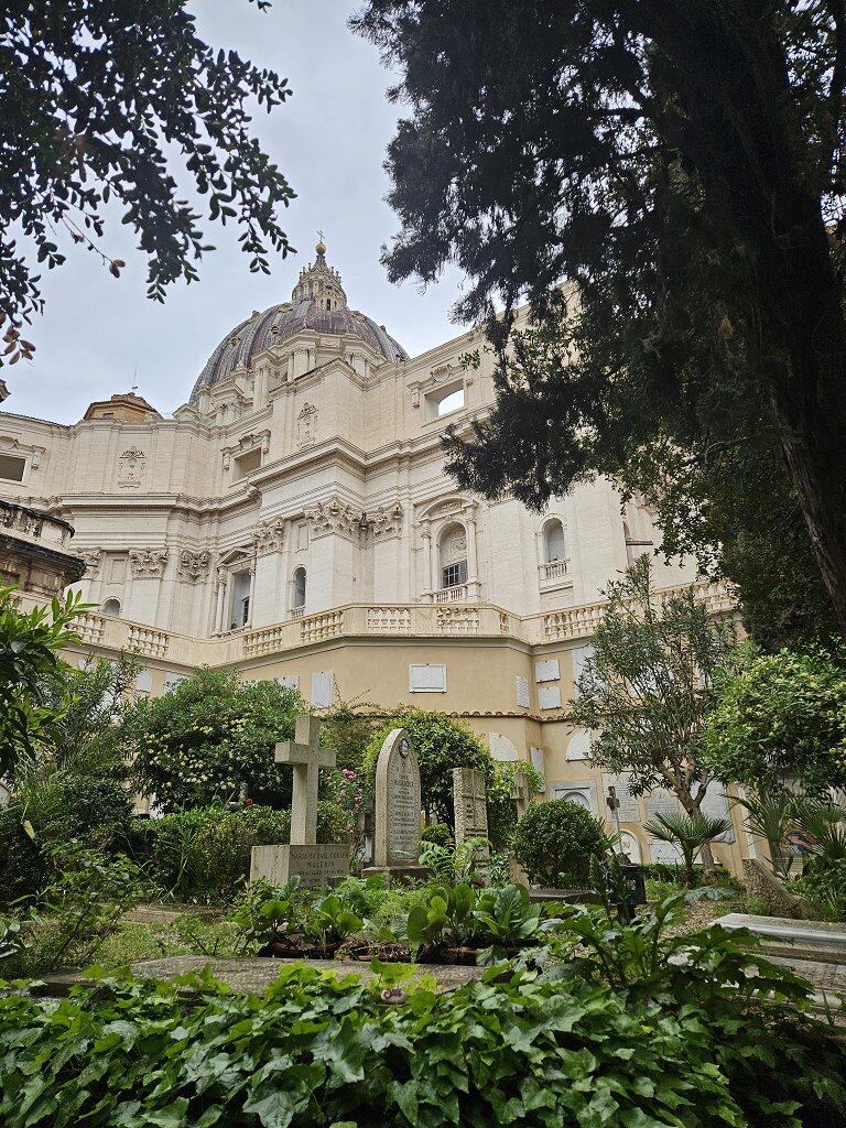 Blick vom deutschen Friedhof auf den Petersdom
