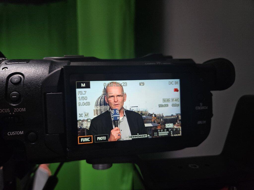 Auch Dekan Bruckmann lässt es sich nicht entgehen, aus Rom zu berichten.