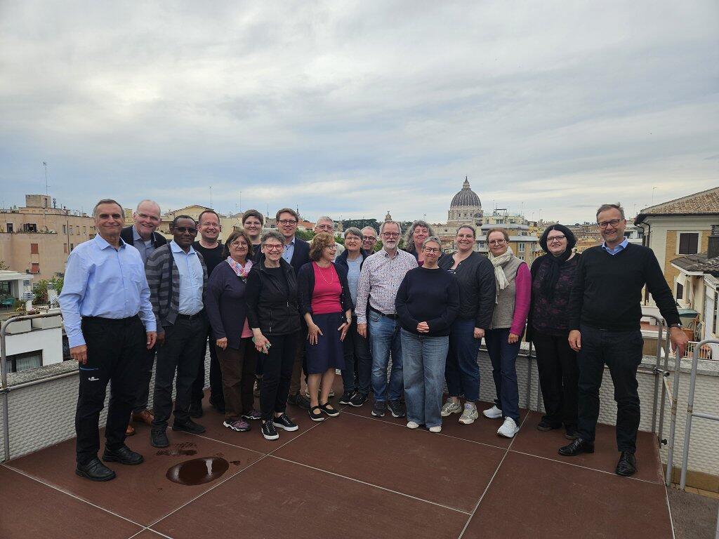 Gruppenbild auf der Terrasse des ARD-Studios mit Petersdom im Hintergrund und ARD-Korrespondent Tillmann Kleinjung (rechts)