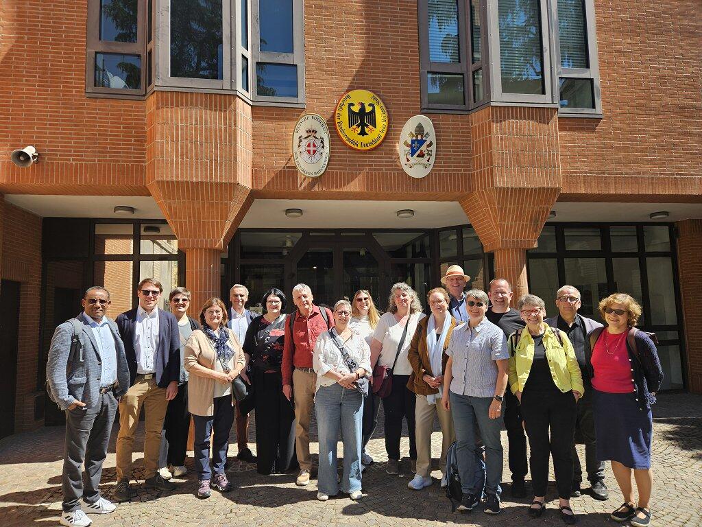 Gruppenbild vor der deutschen Botschaft am Heiligen Stuhl