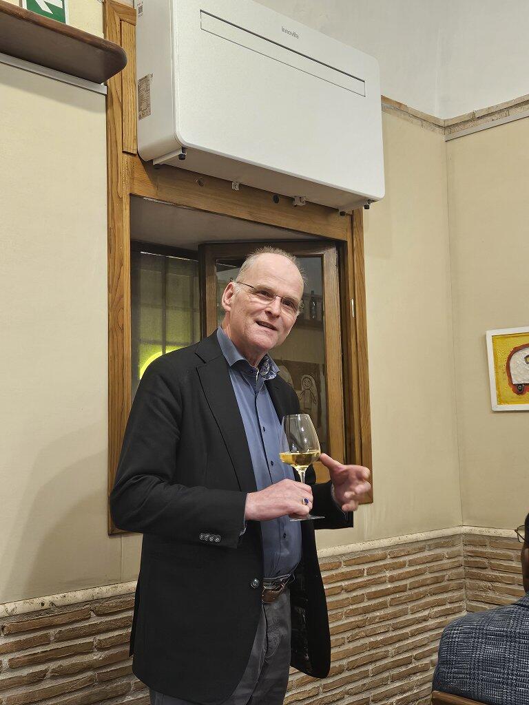 Dekan Oliver Bruckmann bedankt sich beim Abendessen für die spannende Woche