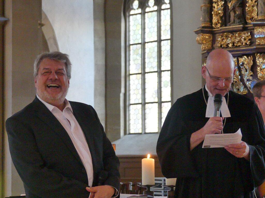 Joe Hofmann (links) mit Dekan Oliver Bruckmann