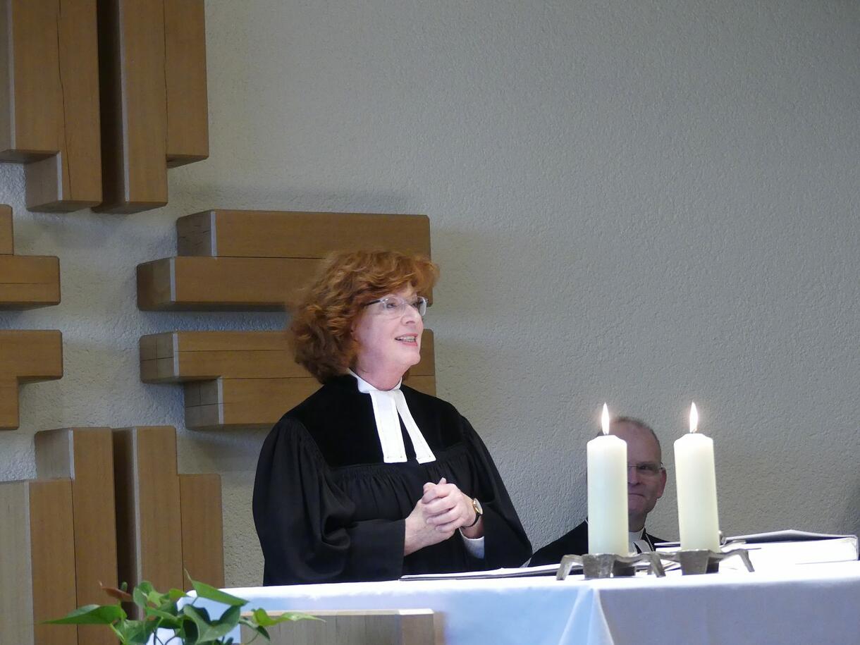 Pfarrerin Susanne Rosa am Altar der Stephanuskapelle bei ihrem vorerst letzten Gottesdienst