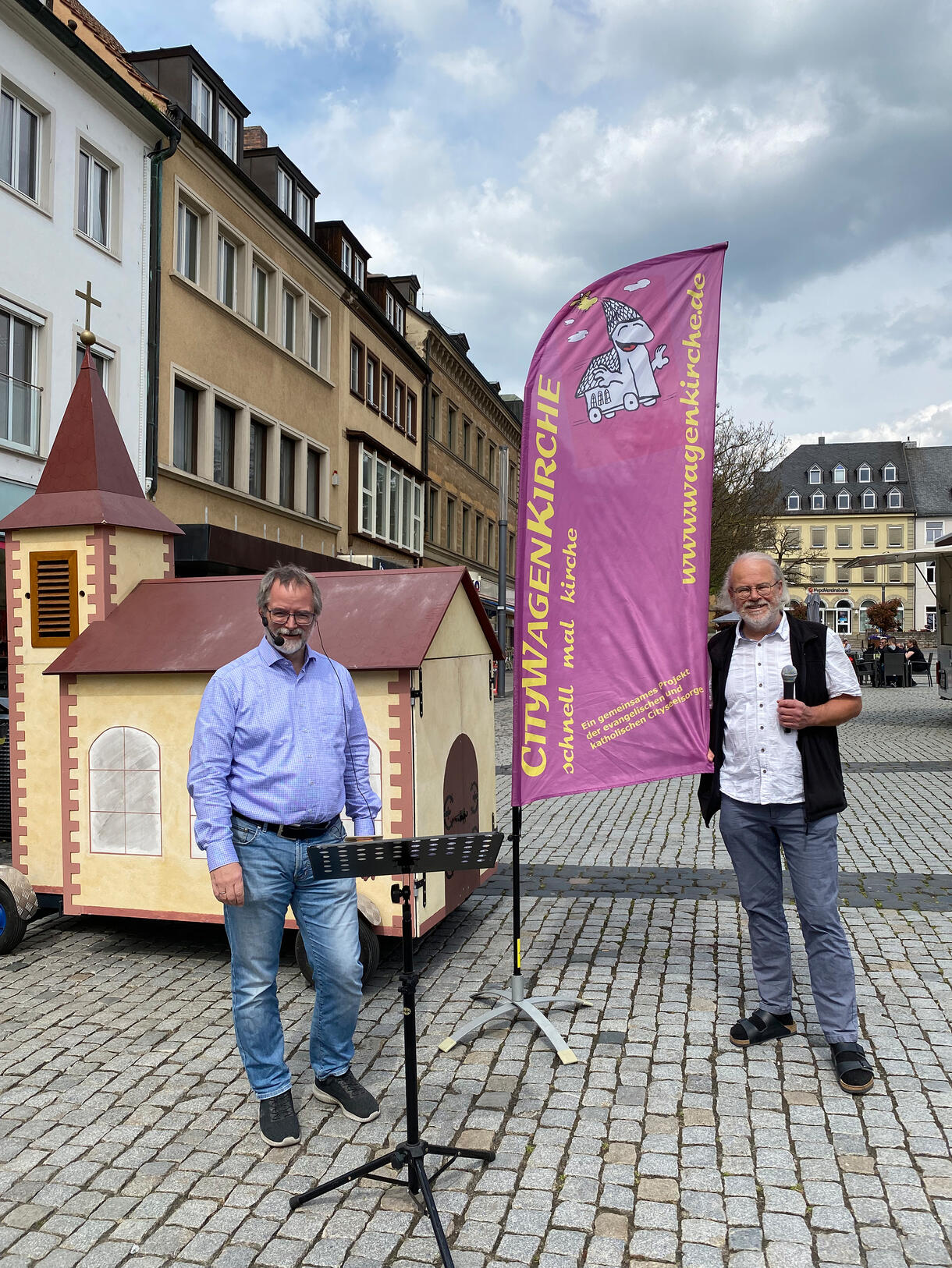 Heiko Kuschel (links) und Lorenz Hummel vor der Wagenkirche auf dem Schweinfurter Marktplatz. Foto: Andreas Erbar