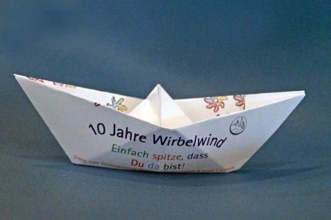 Das Erkennungszeichen: Papierschiffchen mit Windrädchen