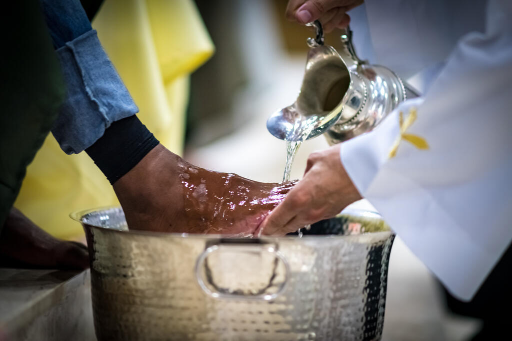 Foto von einer Fußwaschung im gottesdienstlichen Kontext.