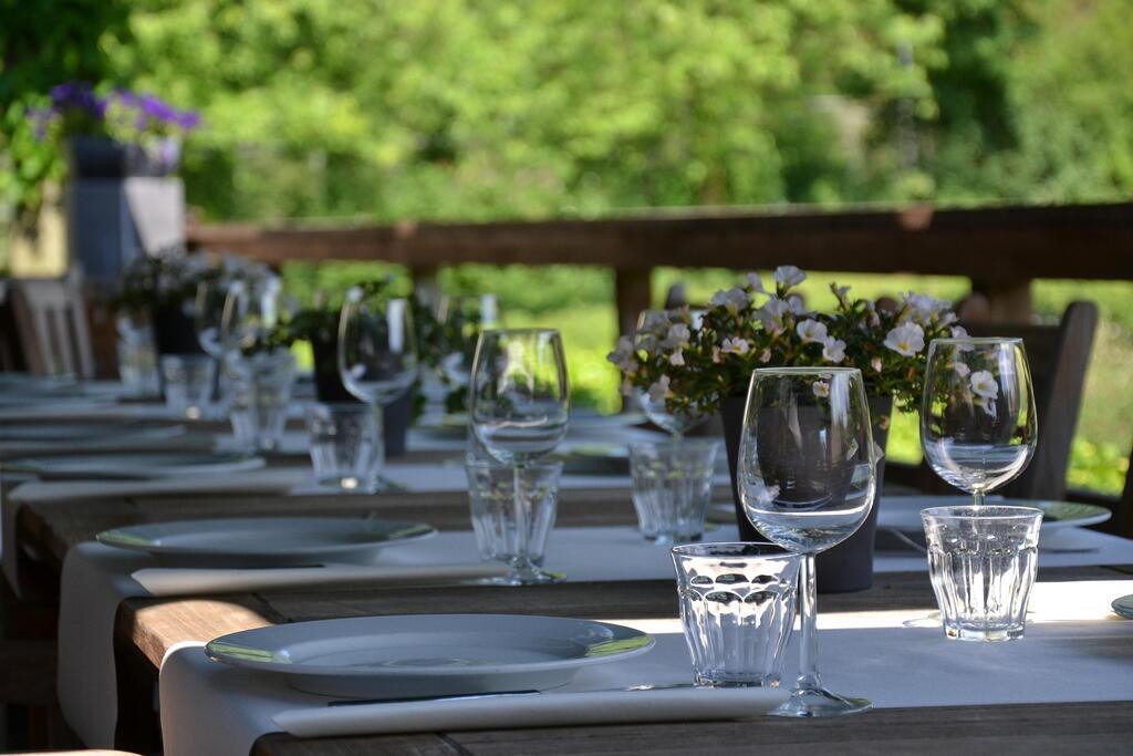 festlich gedeckter Tisch im Freien