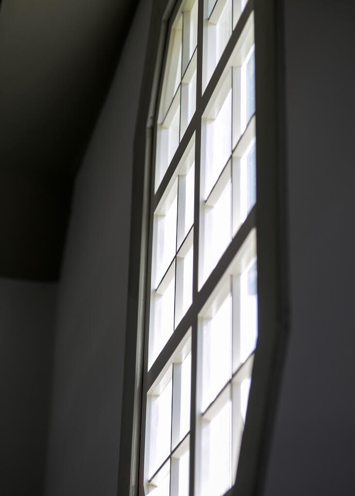 Die Kirche ist dunkel, die Fenster hell